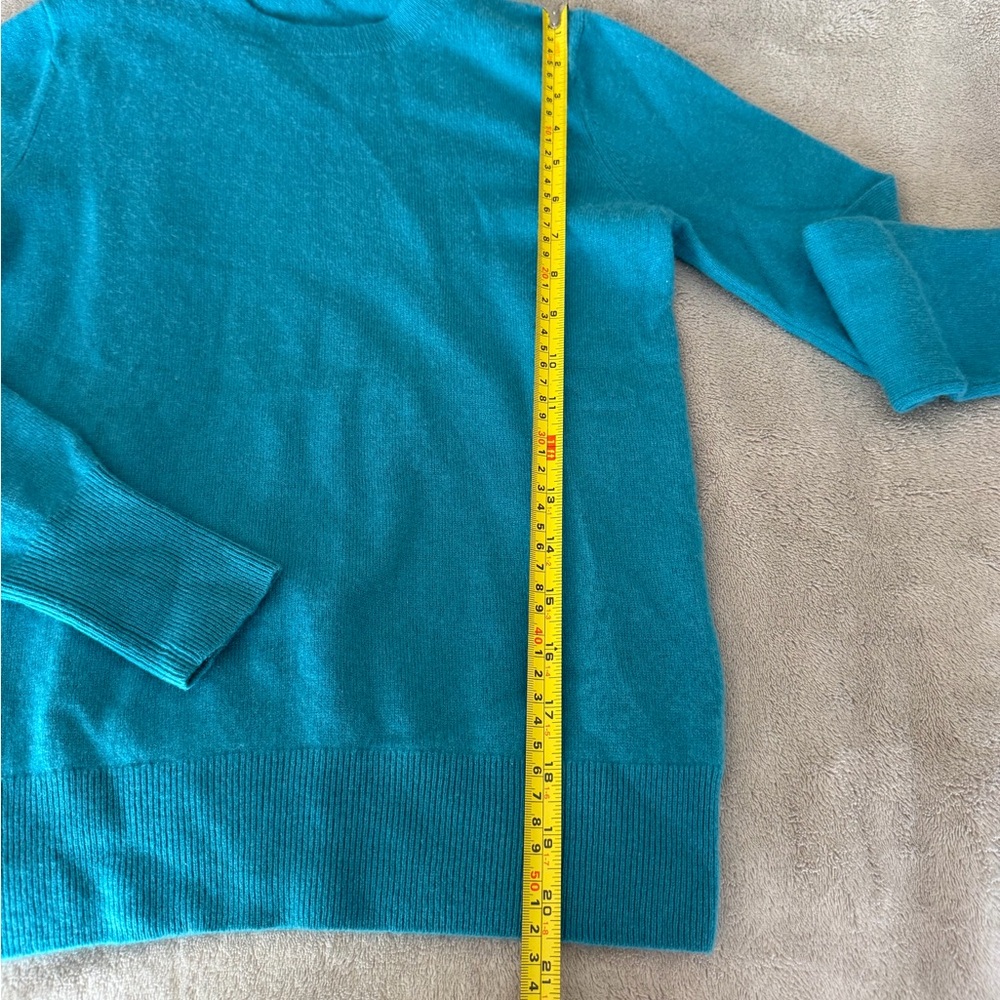Uniqlo WoMen's Vibrant Blue Crewneck Sweater - Picture 9 of 9